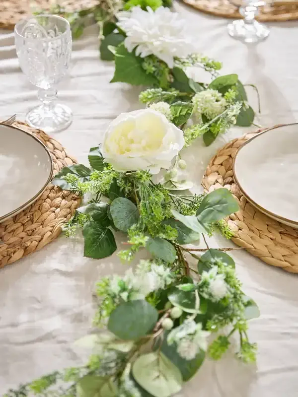 Dibor Zuria White Floral Garland