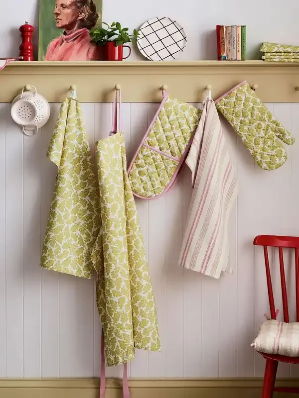 Land & Shore Multi Oak Leaf Print Oven Gloves